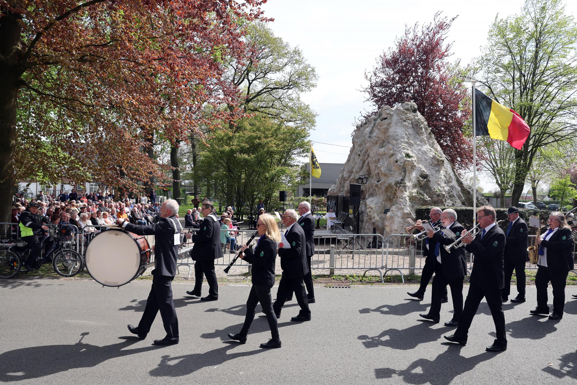 Onder een frisse lentezon trok allereerst een kleine processie door de straten van Olsene.