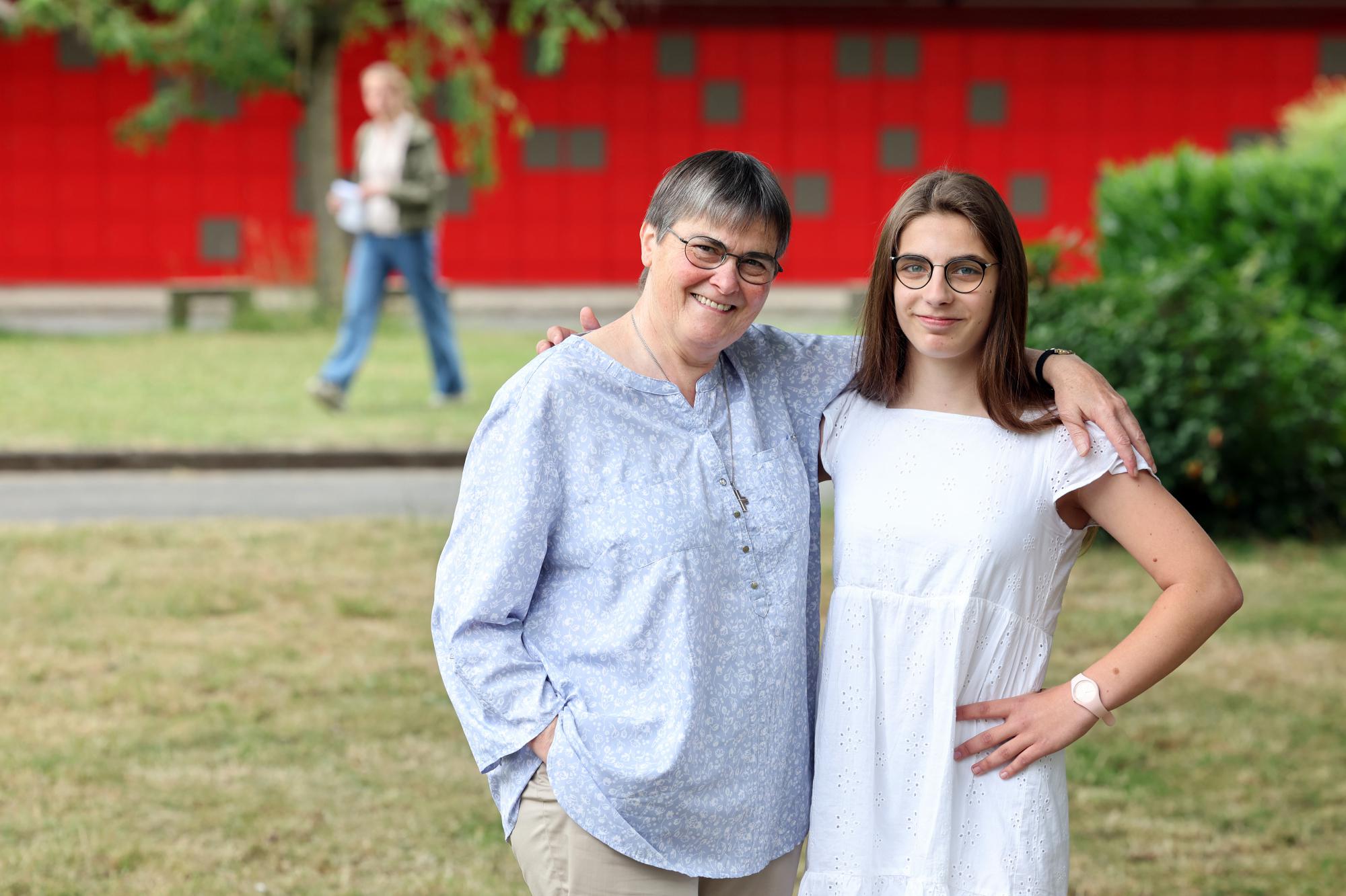 Nadia Poplawska met zuster Bieke van het Sint-Bernarduscollege in Oudenaarde.