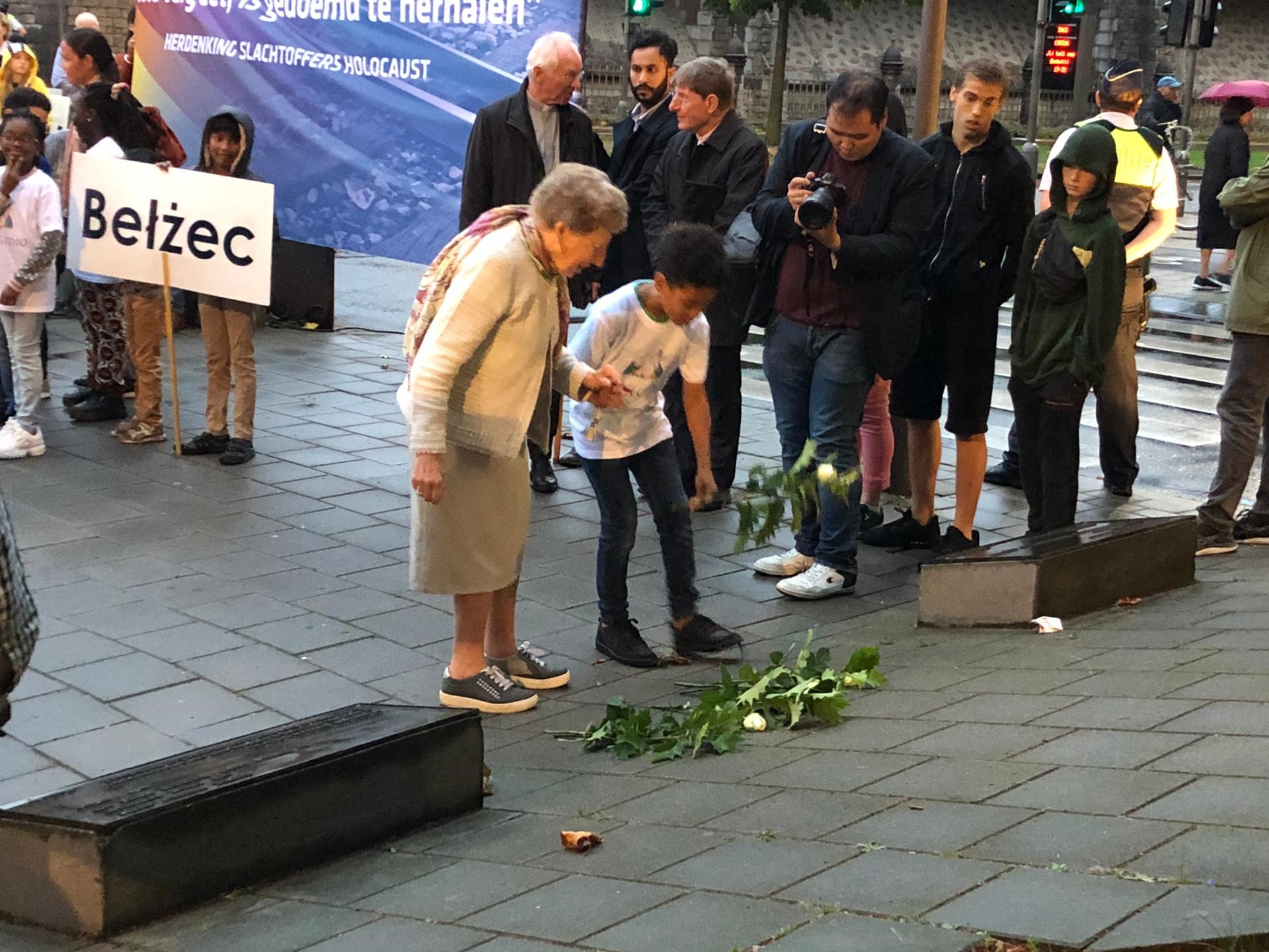 De hulde aan het monument voor de gedeporteerde Joodse bevolking aan de Belgiëlei in Antwerpen