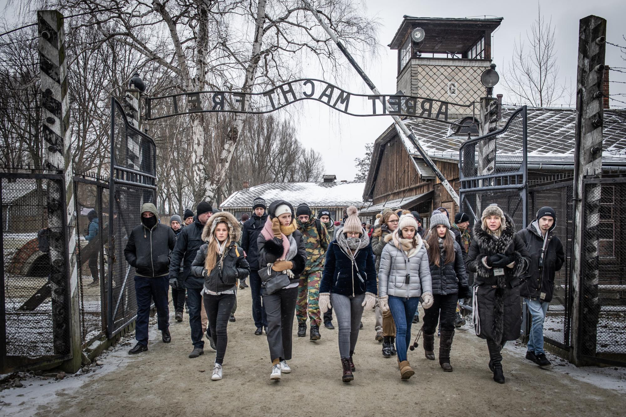 'Wanneer je de poort van Auschwitz binnenstapt, voel je de spanning, de stilte, de leegte die eigenlijk niet zo leeg is', schrijft Julie over haar indrukken van de herinneringsreis 