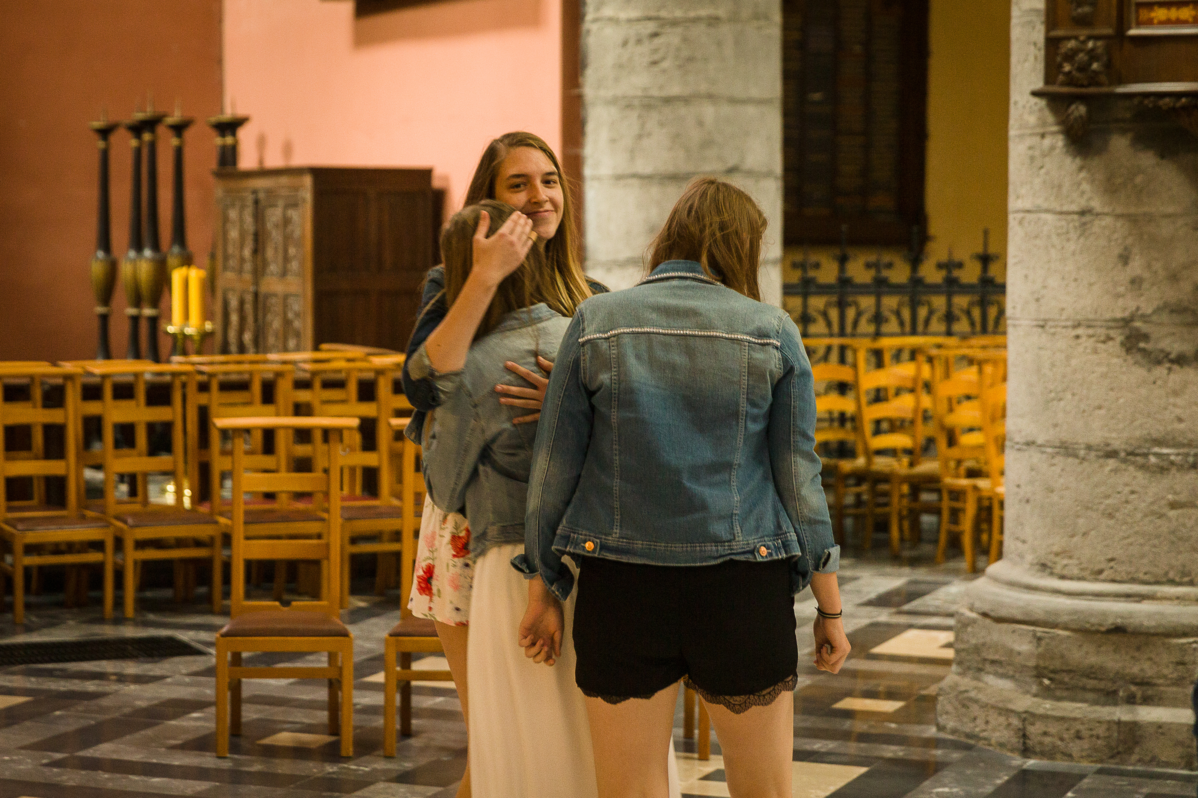 Sommige scholieren komen de kerk terug binnen en doen het ritueel opnieuw. Voor sommigen een emotioneel moment.