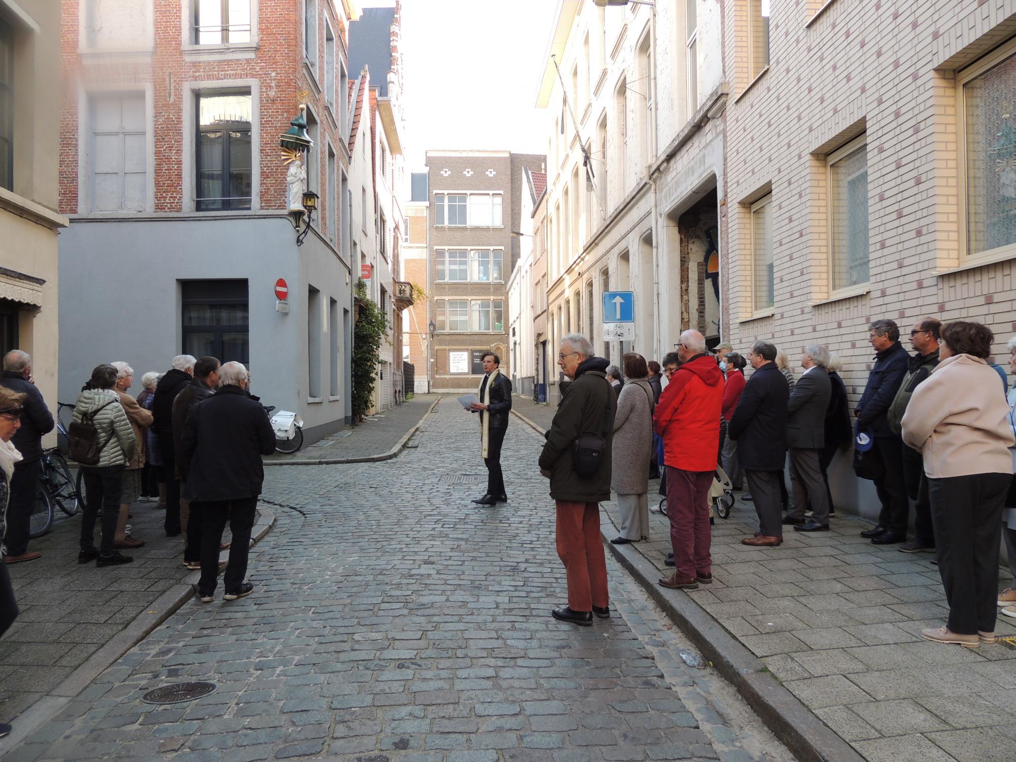 De vrijwilligers zorgen ervoor dat de Mariabeelden in het Antwerpse straatbeeld tijdig worden onderhouden of hersteld.