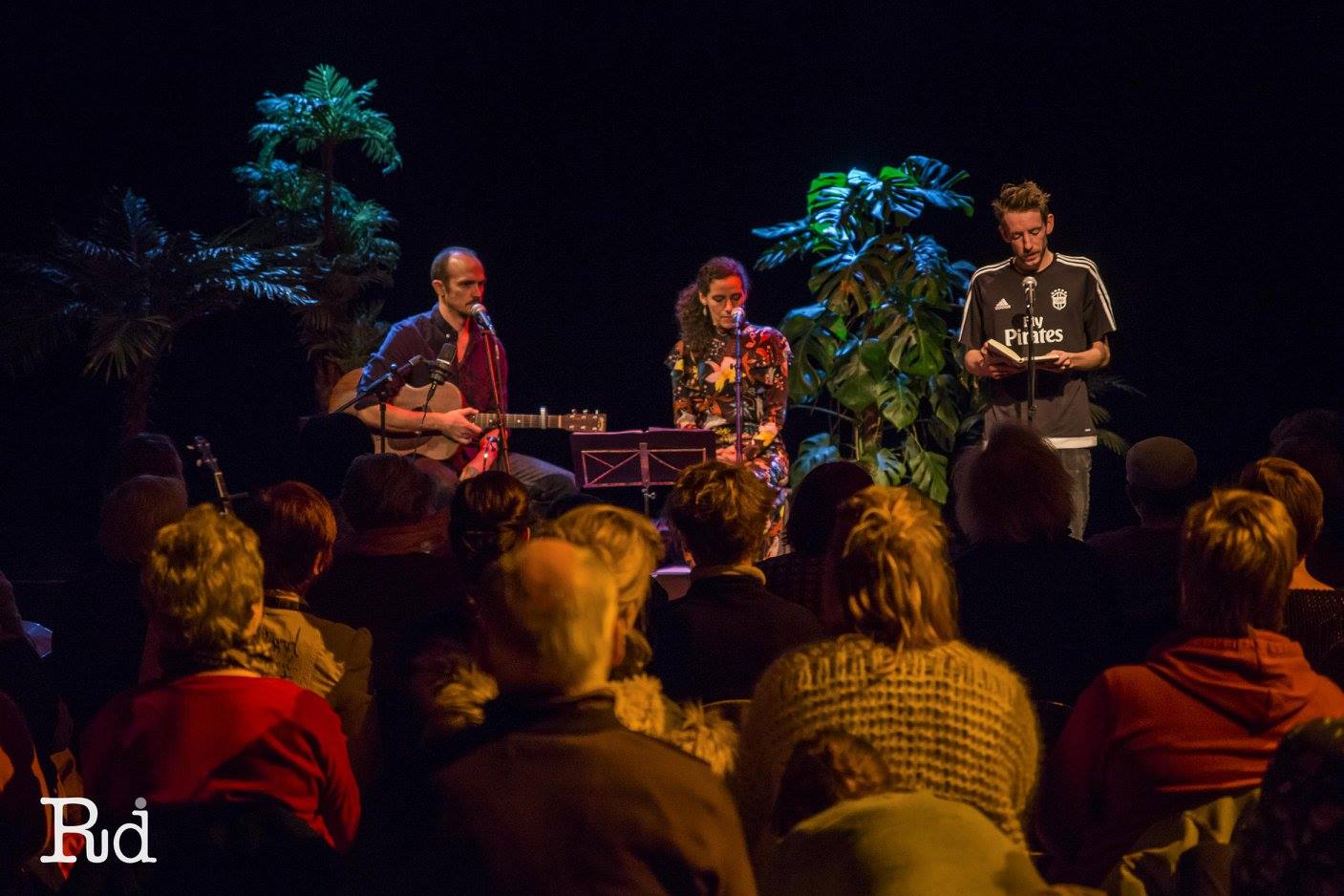 Eind oktober, tijdens de jaarlijkse 'requiem-avond'. Mensen lezen zelfgekozen teksten voor. Centraal: Silvie Moors.