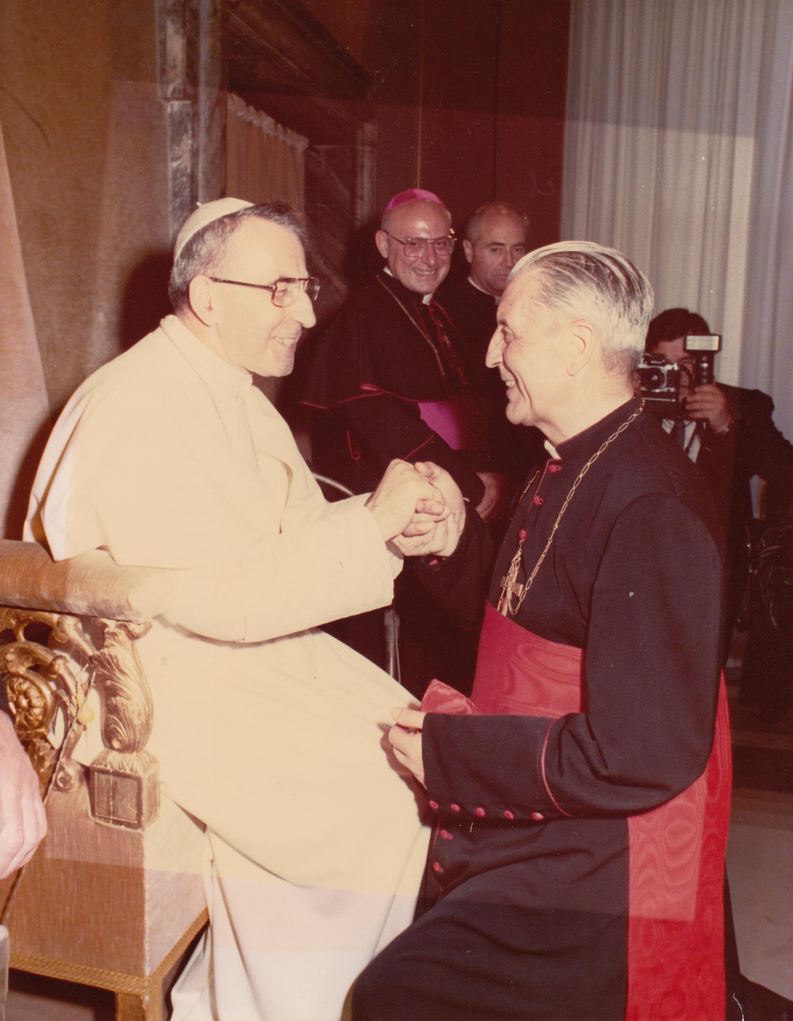 Kardinaal Leo Jozef Suenens noemde Johannes Paulus I in zijn memoires “een paus met verrassingen, met een ongewone stijl” en “duidelijk van de school van Johannes XXIII”. 