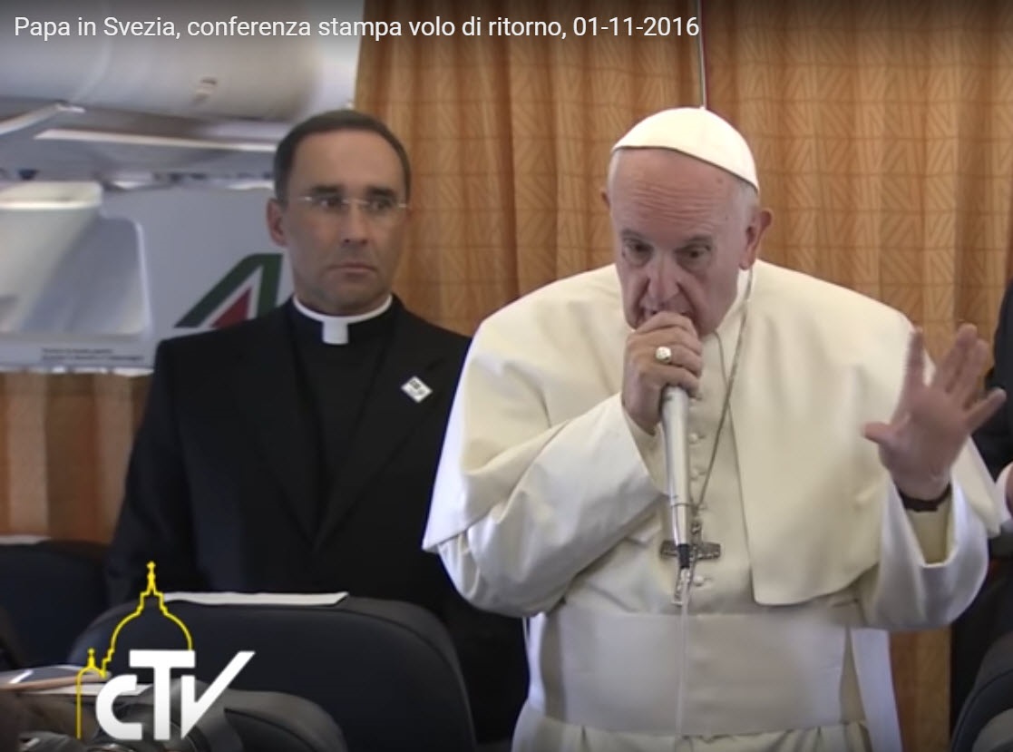 Paus Franciscus op de persconferentie in het vliegtuig 