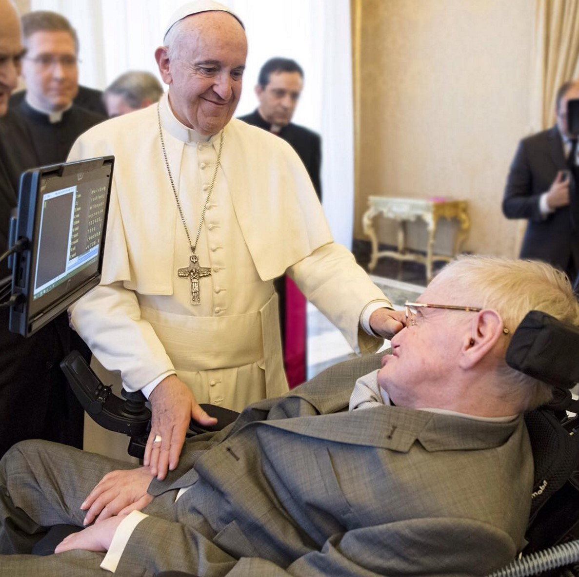 Paus Franciscus begroet de Britse wetenschapper Stephen Hawking