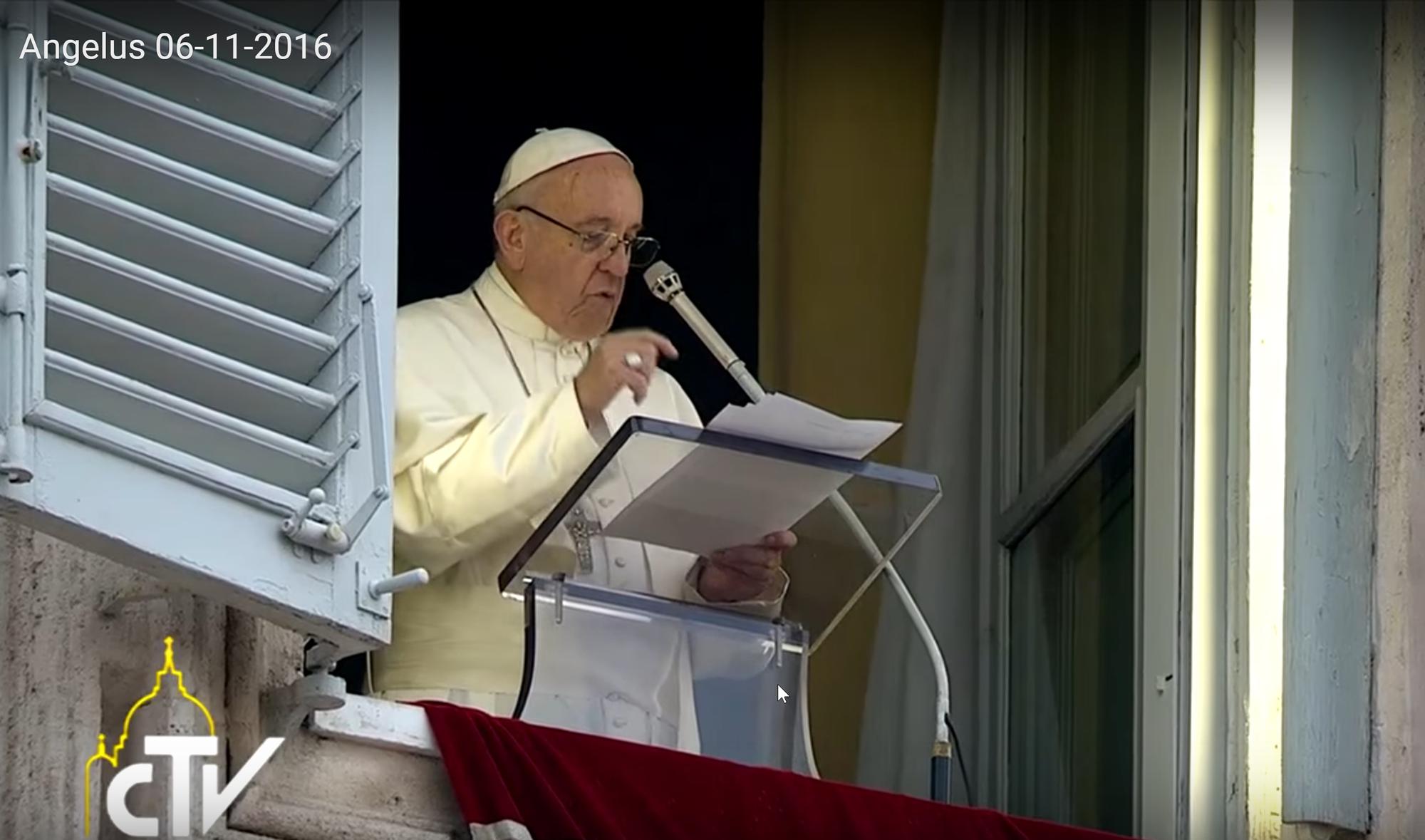 Paus Franciscus tijdens het Angelus op zondag 6 november