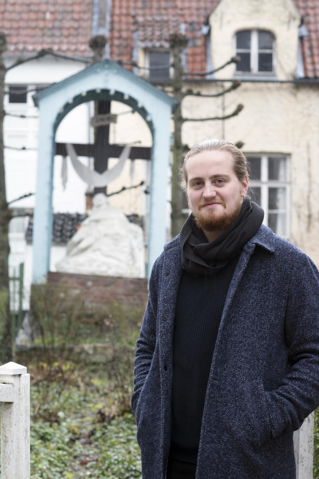 Pieter Jan De Paepe bij hét symbool van het lijdensverhaal in Lier: de calvarieberg in het pittoreske begijnhof.