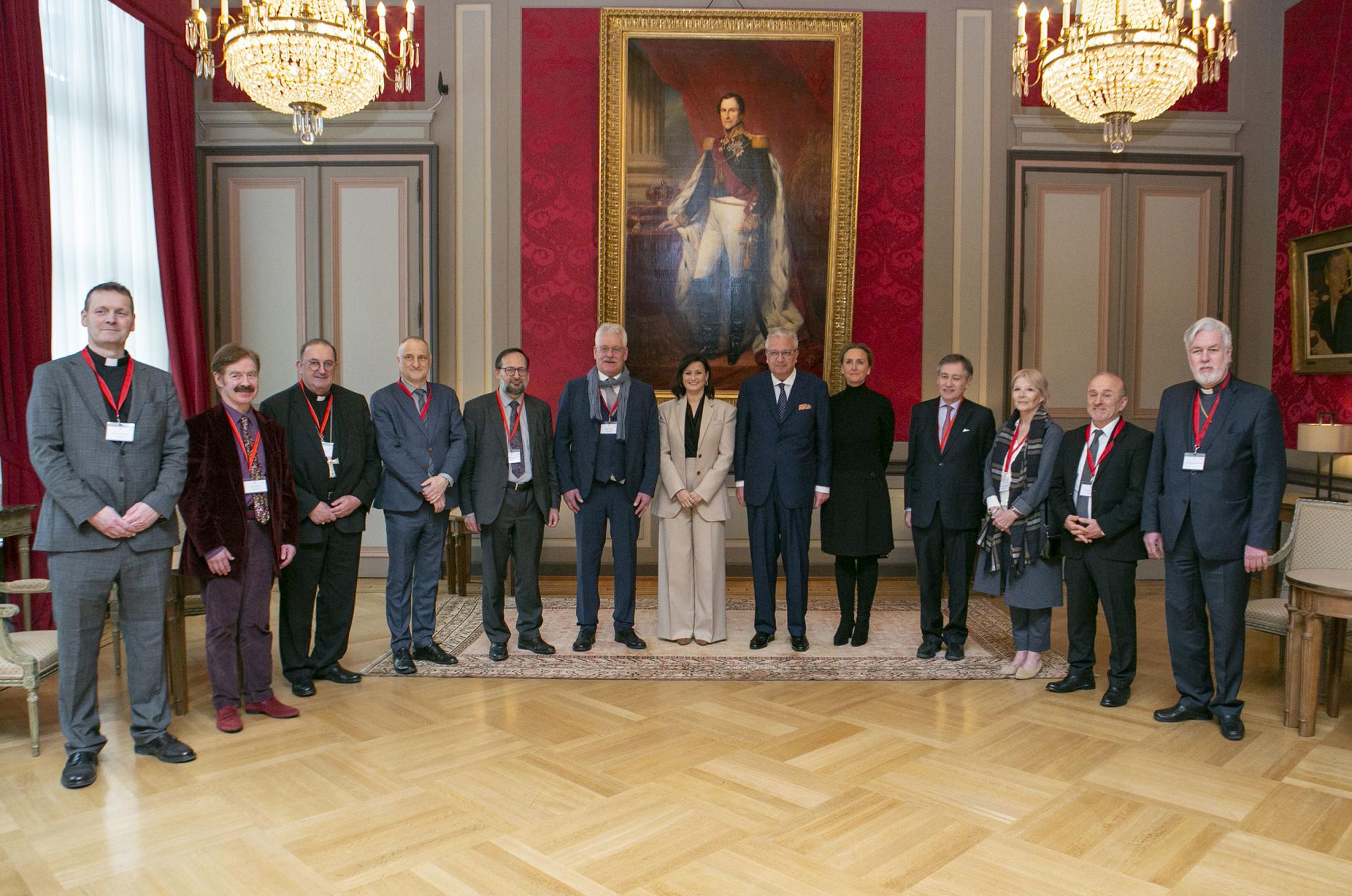 Senaatsvoorzitter Stephanie D'Hose met prins Laurent, prinses Claire en de verantwoordelijken van de erkende erediensten en de georganiseerde vrijzinnigheid