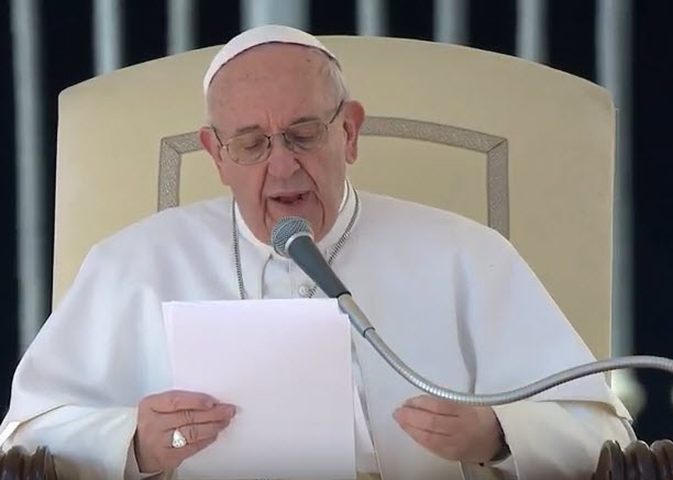 Paus Franciscus tijdens de algemene audiëntie op Aswoensdag 1 maart 2017 op het Sint-Pietersplein