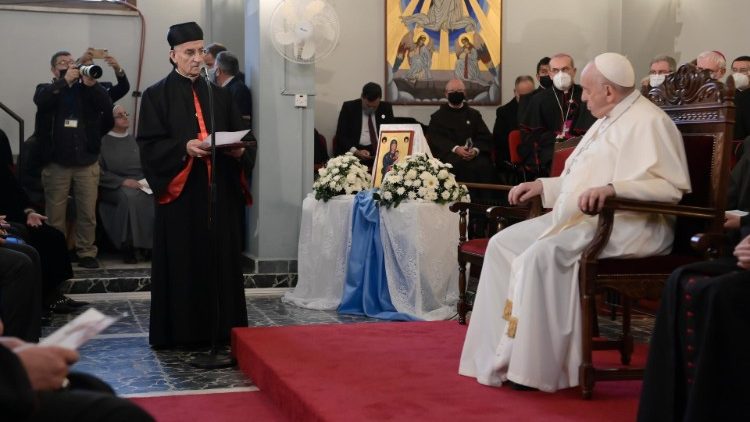 Kardinaal Raï, de maronitische patriarch van Antiochië verwelkomt paus Franciscus in de katholieke kathedraal van Nicosia