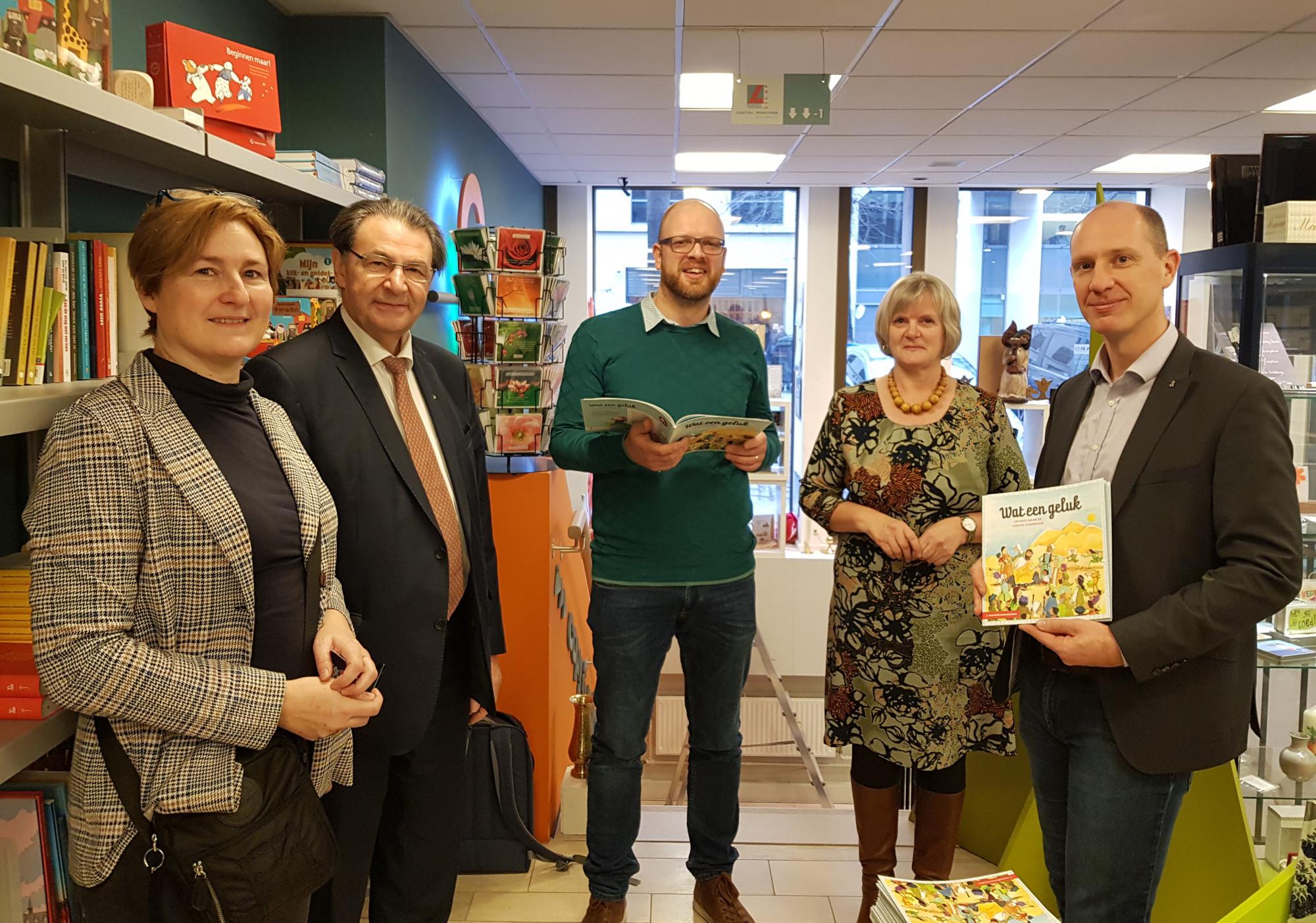 Van links naar rechts: Marian Knetemann (VBG), mgr. Herman Cosijns, Dries de Bakker (coauteur, VBG), Martine Stevelinck (Guimardshop) en Jan Dams (coauteur)