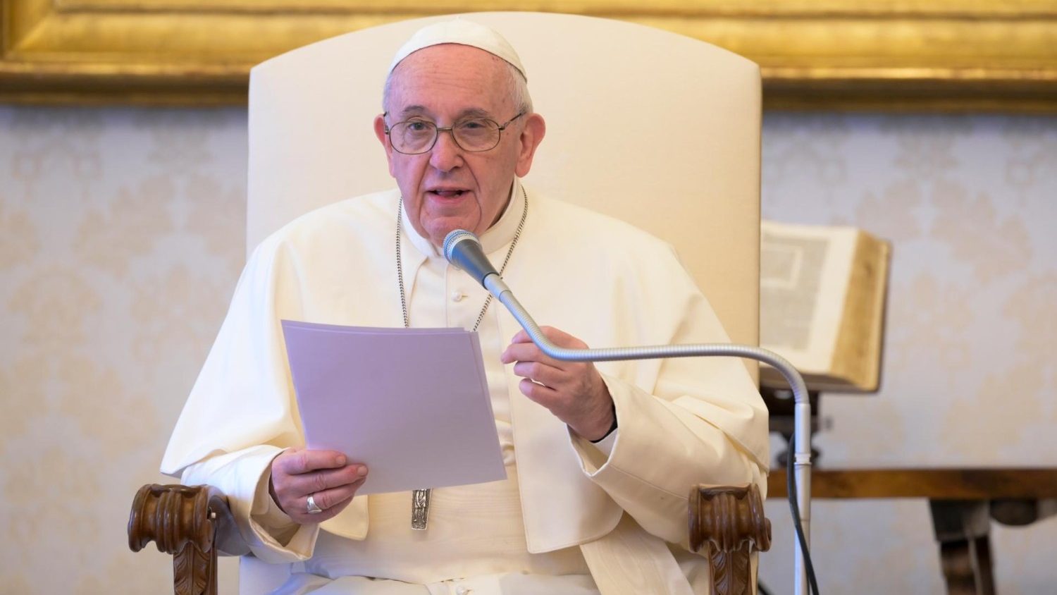 Paus Franciscus tijdens de algemene audiëntie van woensdag 6 mei 2020 in de bibliotheek van het pauselijke paleis