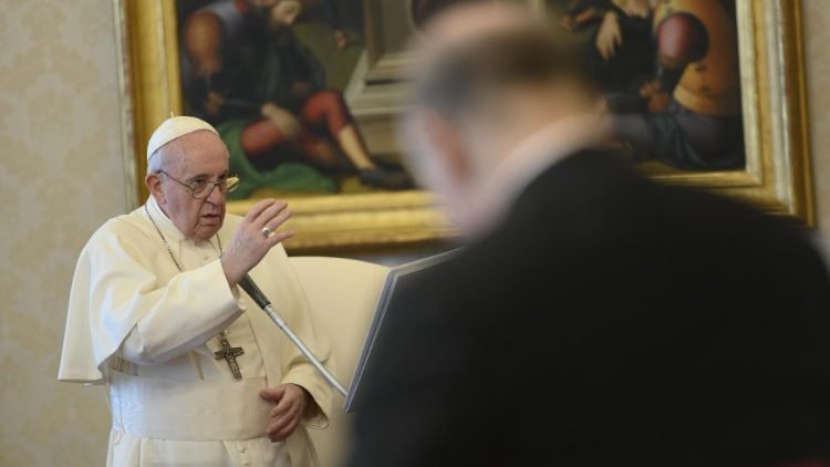 Paus Franciscus tijdens de algemene audiëntie van woensdag 13 mei 2020 in de bibliotheek van het pauselijke paleis