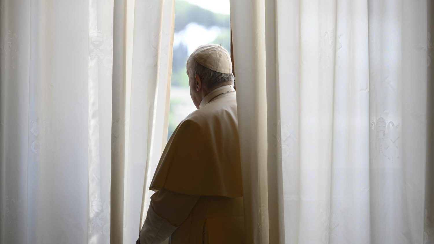 Paus Franciscus tijdens de algemene audiëntie van woensdag 20 mei 2020 in de bibliotheek van het pauselijke paleis