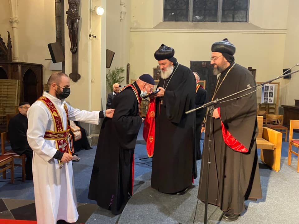Patriarch Ignatius Afrem II Karim schenkt een borstkruis aan priester Afrem van de Syrisch-orthodoxe parochie van Sint-Jan de Doper in Luik