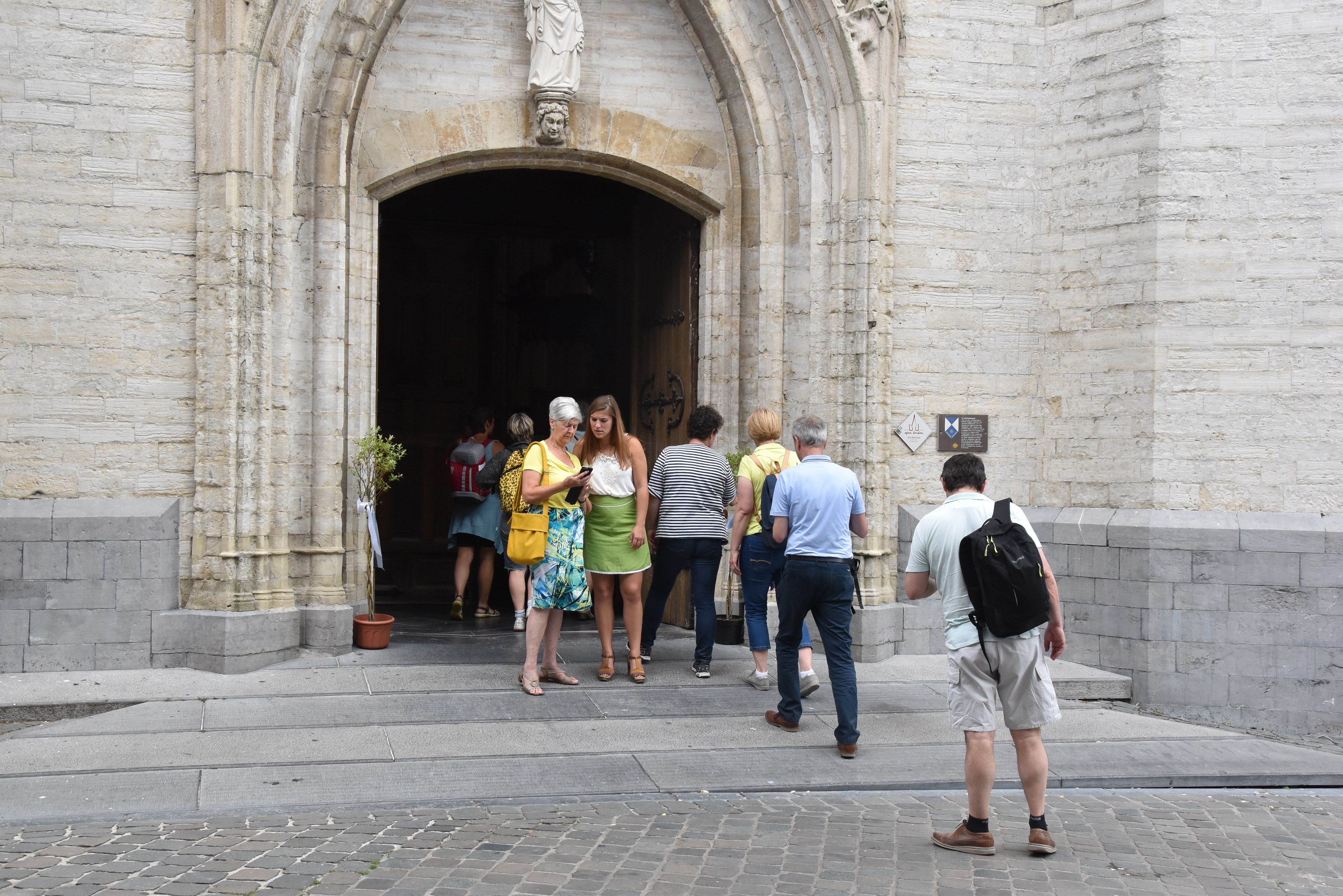 Verzamelen geblazen aan de Sint-Martinusbasiliek in Halle.