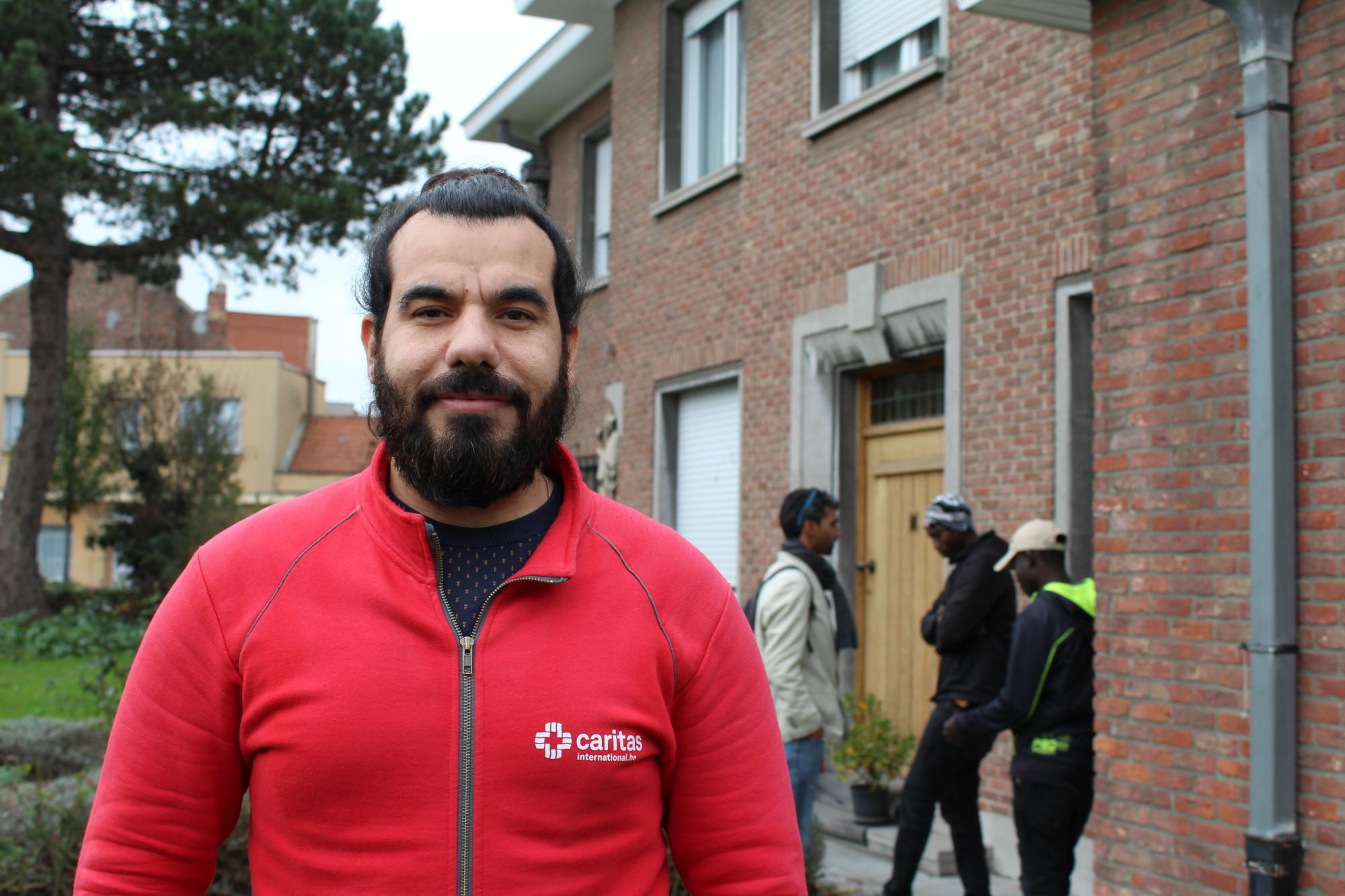 Hamid Al Sino is Koerd en komt uit Syrië. Tot voor kort zelf nog vluchteling, werkt hij nu voor Caritas Vlaanderen bij transitmigranten in Zeebrugge.