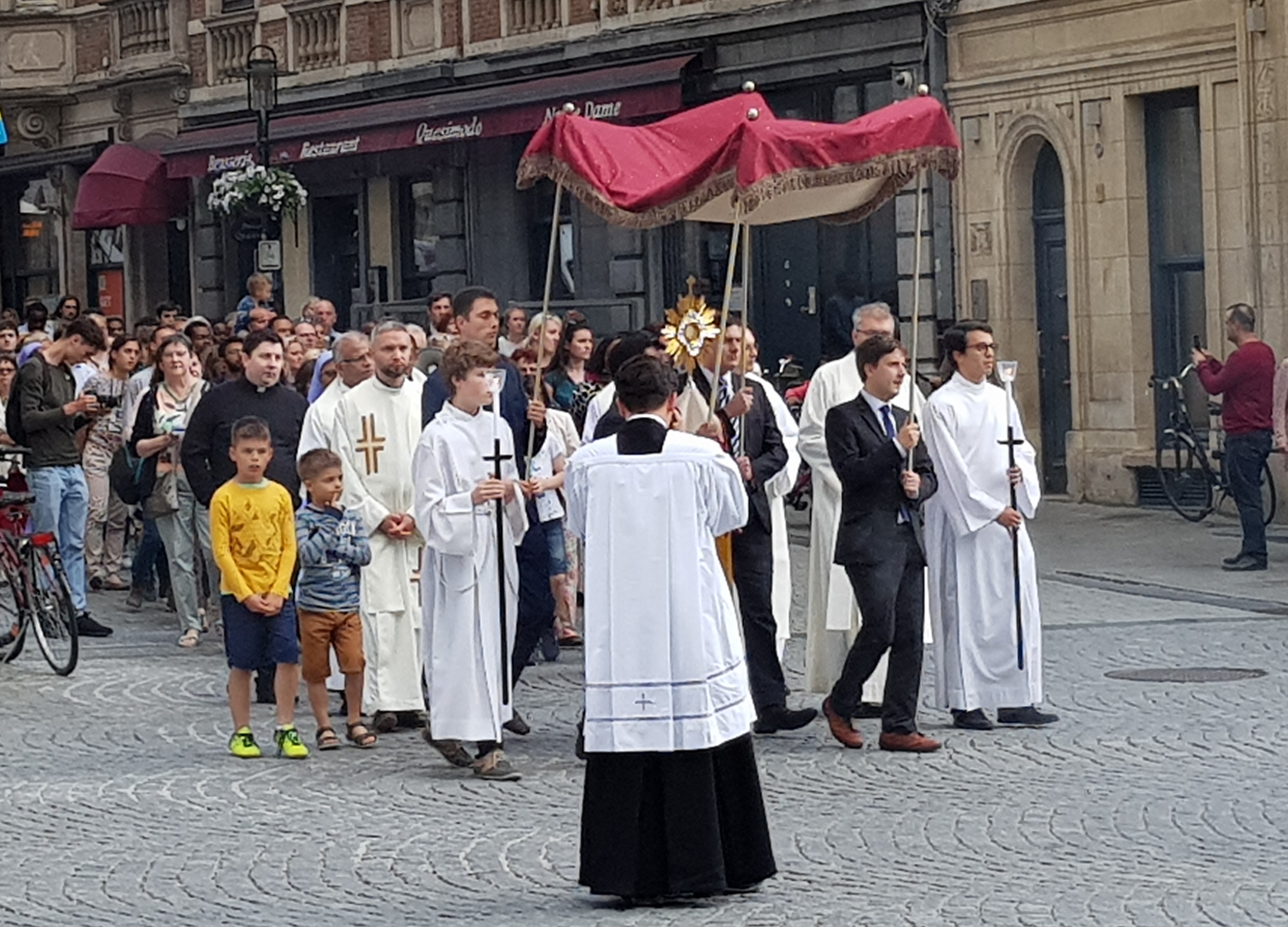 De Naamsestraat in Leuven op Sacramentsdag. 