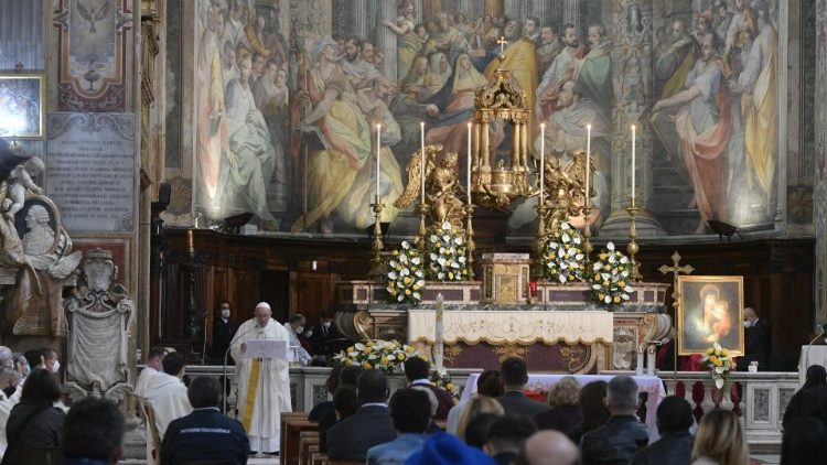 Paus Franciscus in de Santo Spirito in Sassia, de kerk van de Goddelijke Barmhartigheid in Rome, op Beloken Pasen 2021