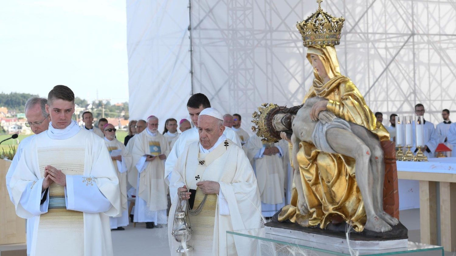 Paus Franciscus tijdens de slotviering in de Onze-Lieve-Vrouw van de Zeven Smartenbasiliek, het nationale heiligdom van Slovakije