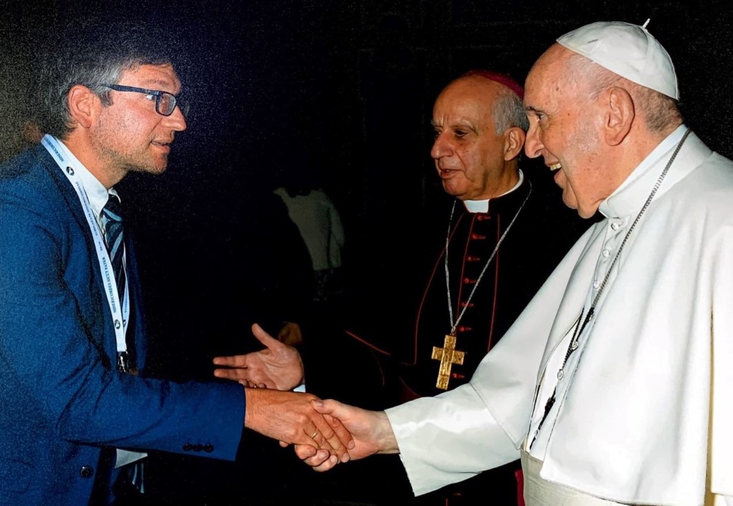 Bart Willemen, de nieuwe secretaris van de Interdiocesane Commissie voor Catechese, en paus Franciscus