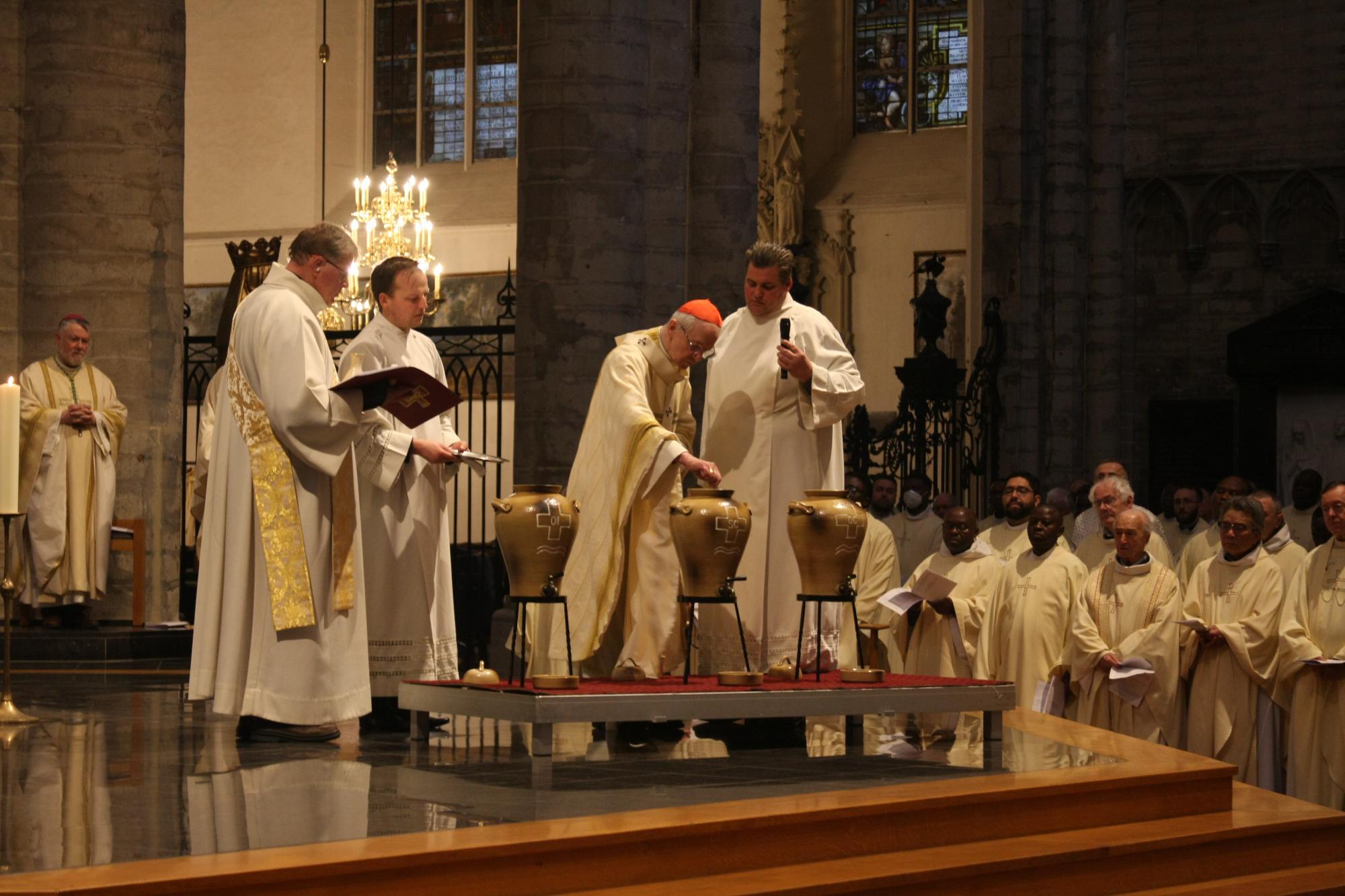 Kardinaal Jozef De Kesel tijdens de chrismamis in de Brusselse Sint-Michiels- en Sint-Goedelekathedraal