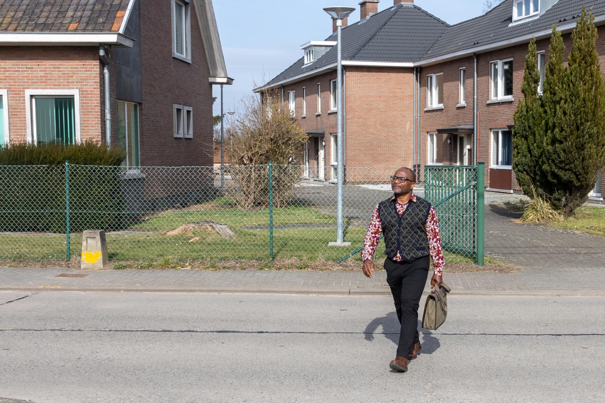 Begeleider Emmanuel komt terug van een bezoek aan terugkeerwoningen in Bevekom.