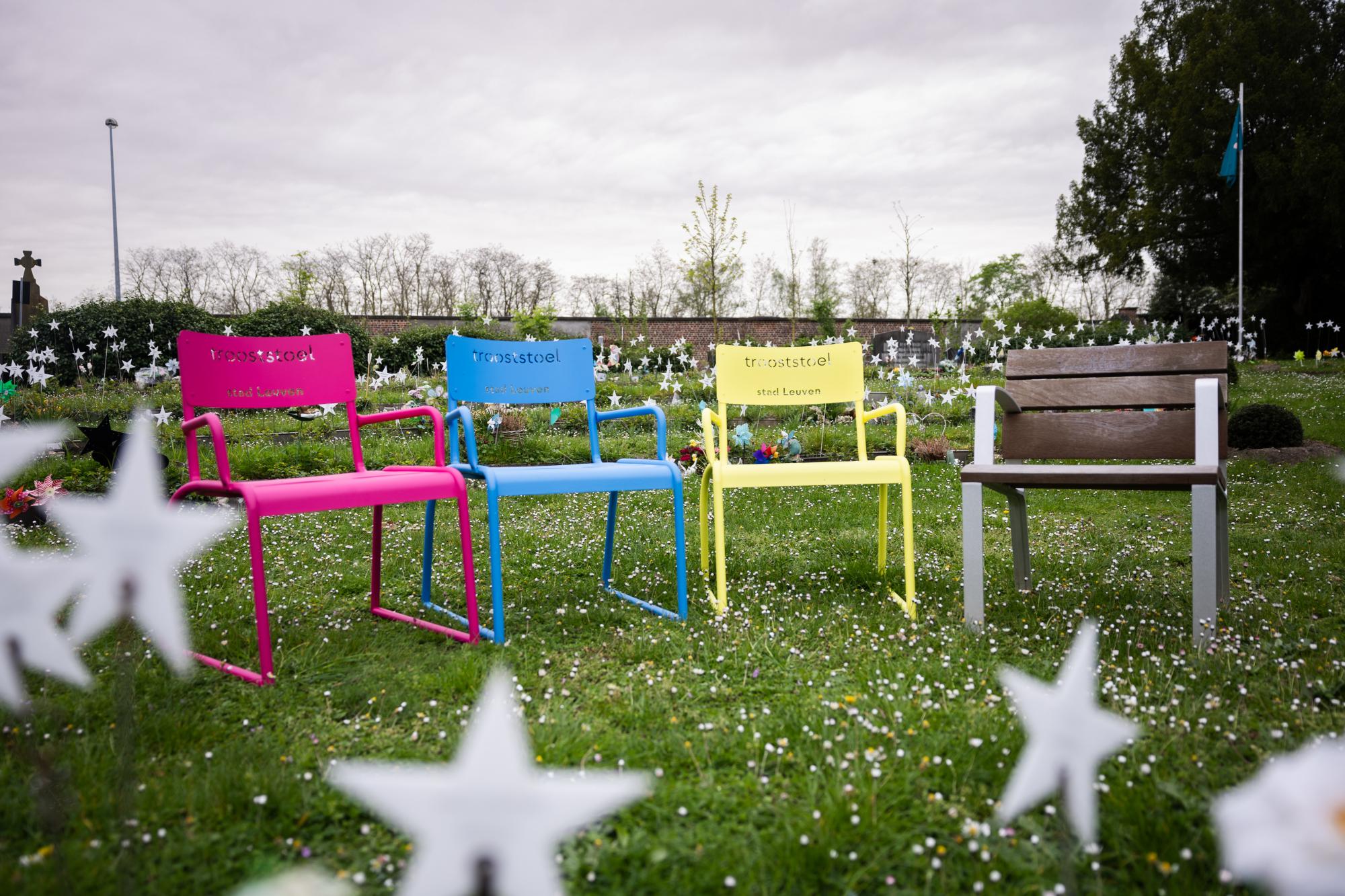 Bezoekers kunnen de stoelen plaatsen bij een geliefde die wordt gemist of op een plek met een bijzondere betekenis. 