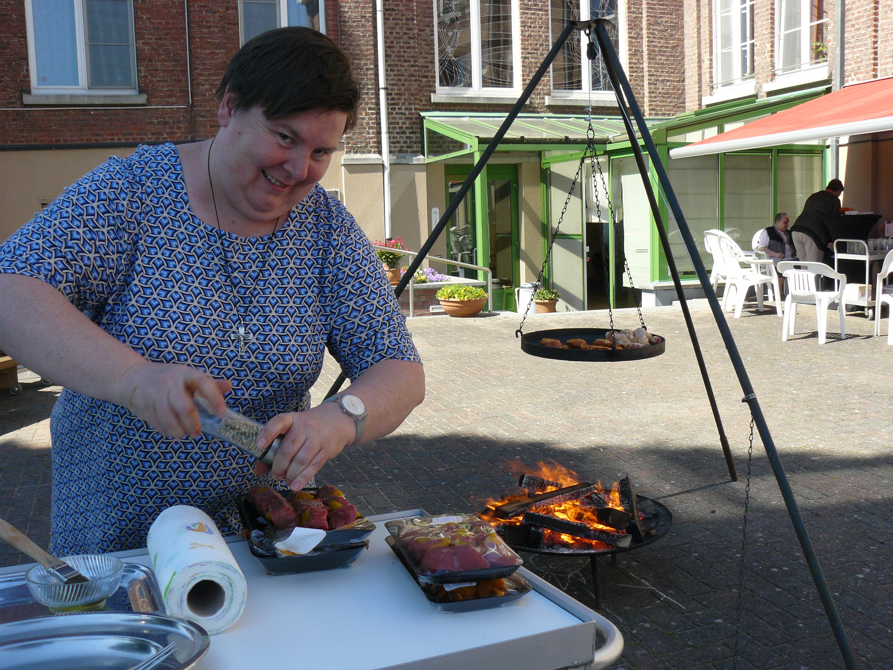 zuster Katelijn aan de schwenkgrill