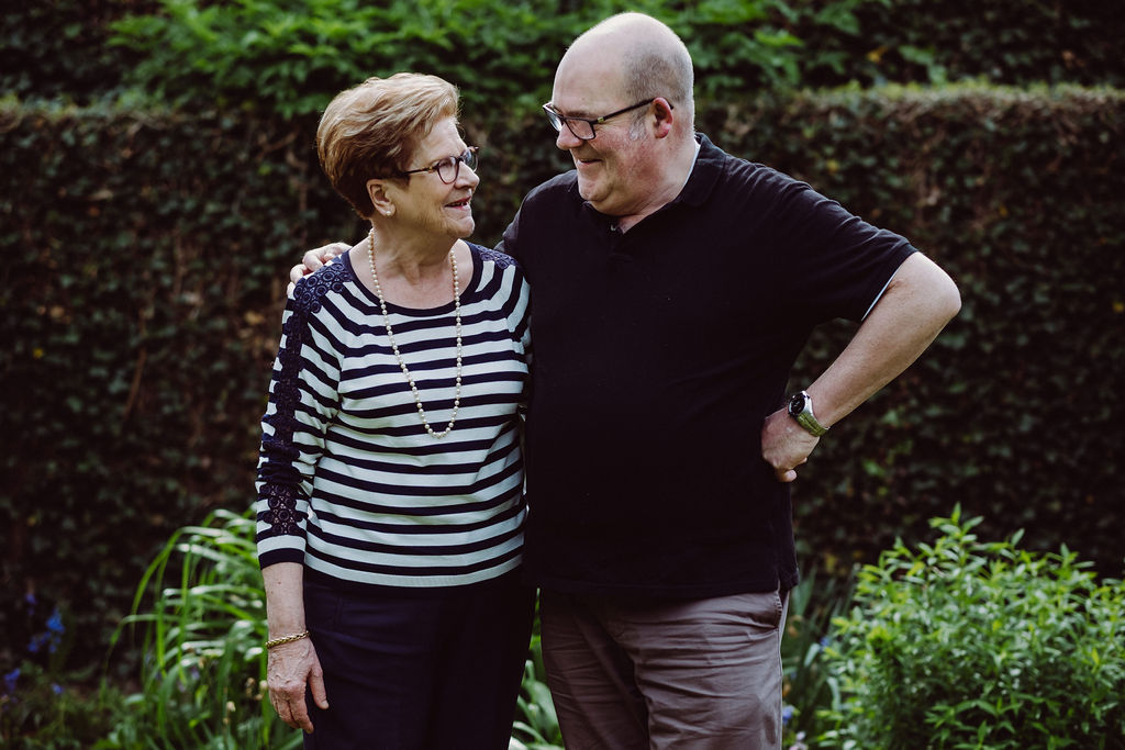 Priester Johan Loones en zijn moeder Lena Van Biervliet