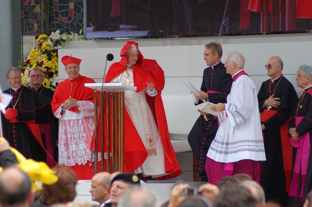 Paus Benedictus XVI met kardinaal Schönborn, tijdens een bezoek aan Oostenrijk