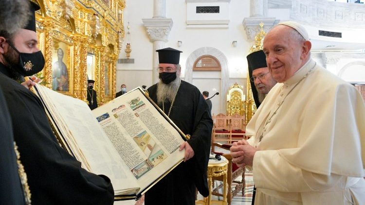 De paus overhandigt de Codex Pauli aan de orthodoxe metropoliet Chrysostomos II