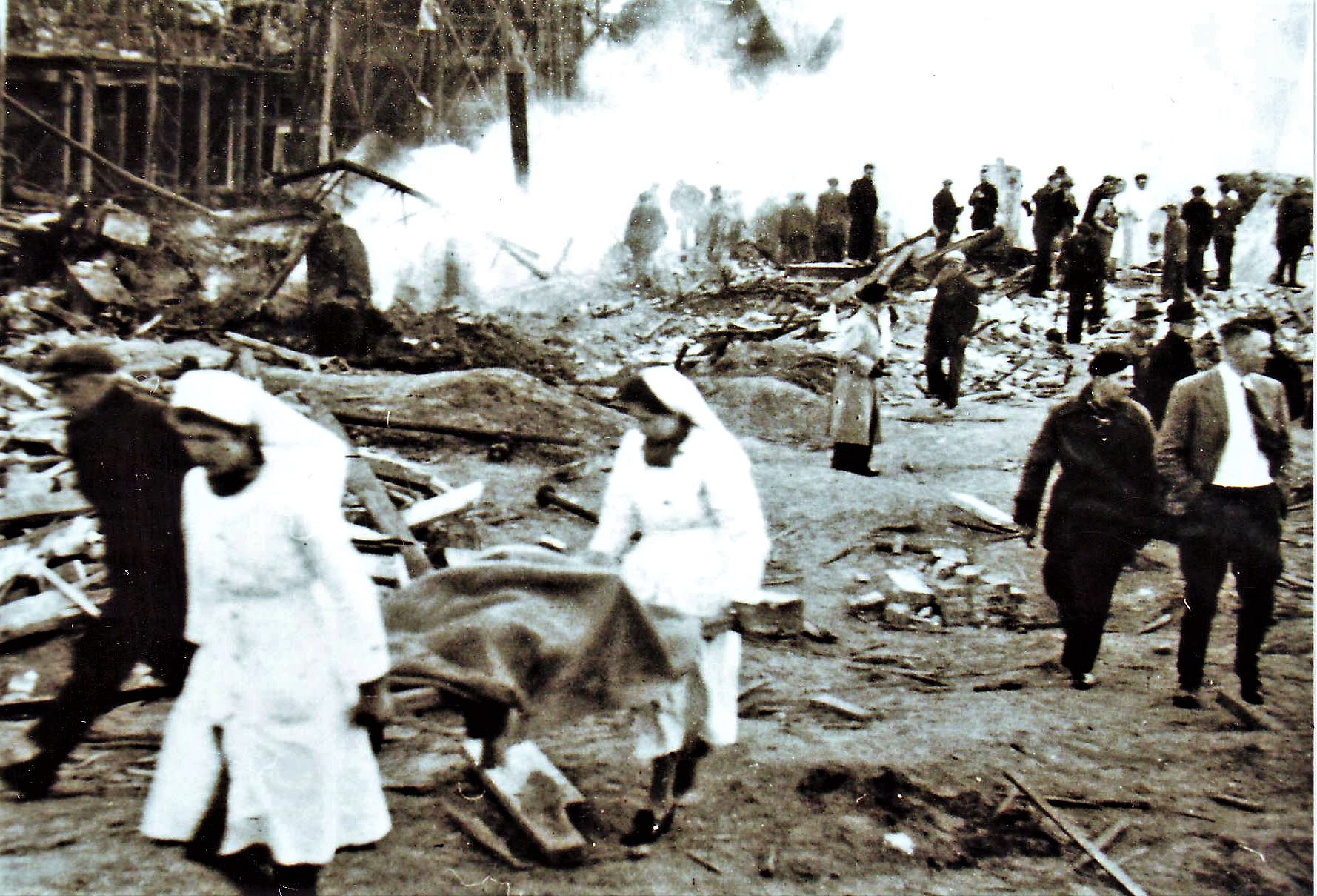 Gasthuiszusters evacueren gewonden na de zware explosie in Tessenderlo Chemie in 1942.