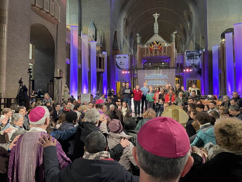 Deelnemers van het missiecongres bidden voor de bisschoppen.