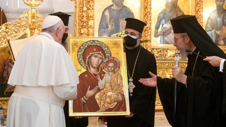 Paus Franciscus krijgt een Madonna met Kind-icoon van de Cyprische metropoliet Chrysostomos ten geschenke