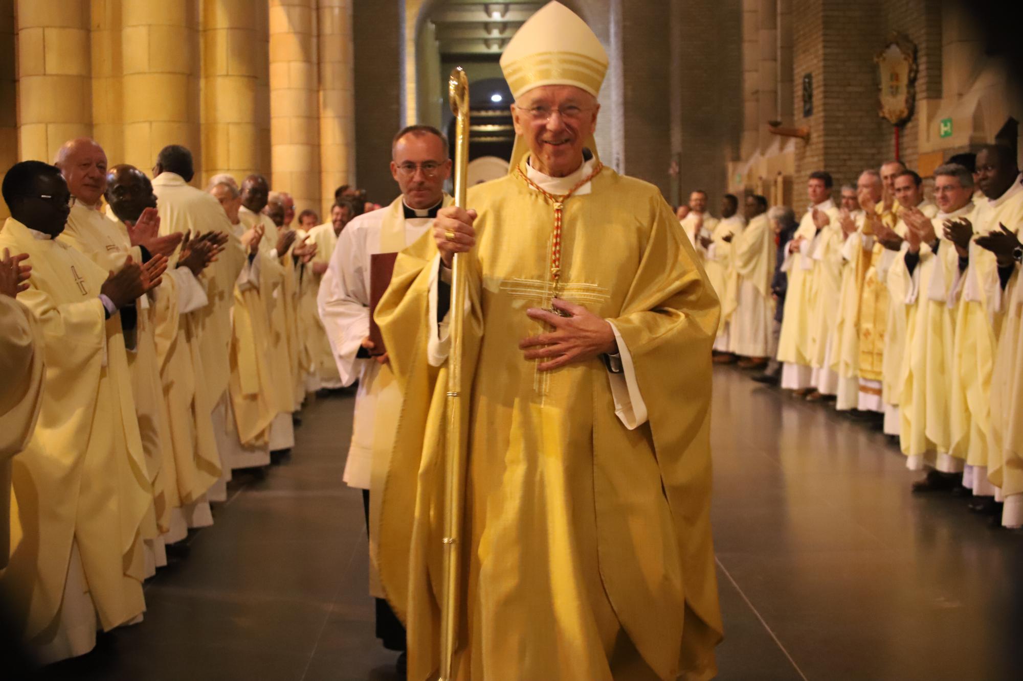 Kardinaal De Kesel verlaat na de viering onder applaus de basiliek.