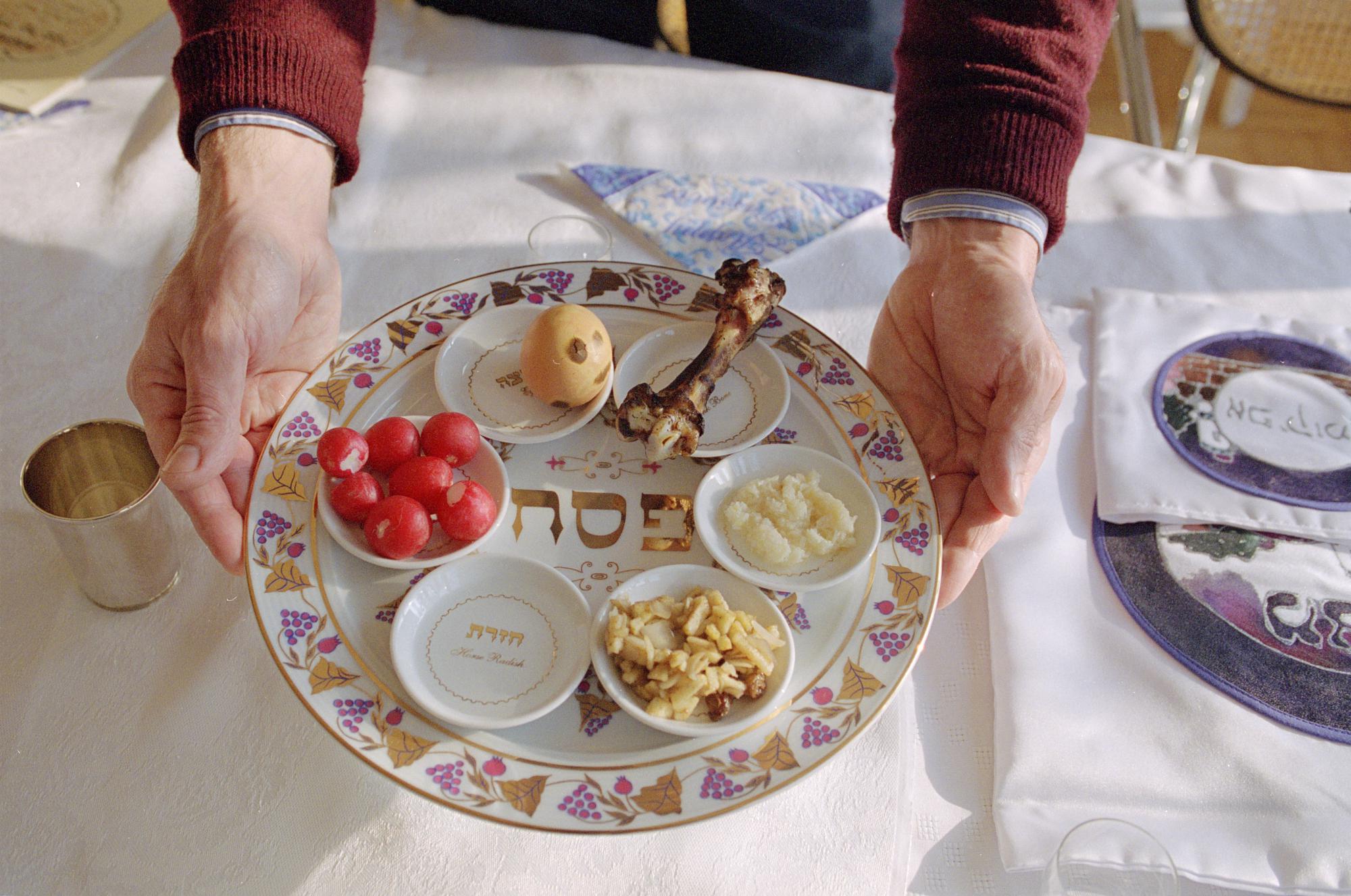 De zes gerechtjes die traditioneel tijdens de feestelijke sedermaaltijd worden genuttigd: bittere kruiden, een stuk lam, zoet fruit, een ei, frisse groenten en zout. Te zien in de pas geopende expo 'Aan tafel' in PARCUM. 