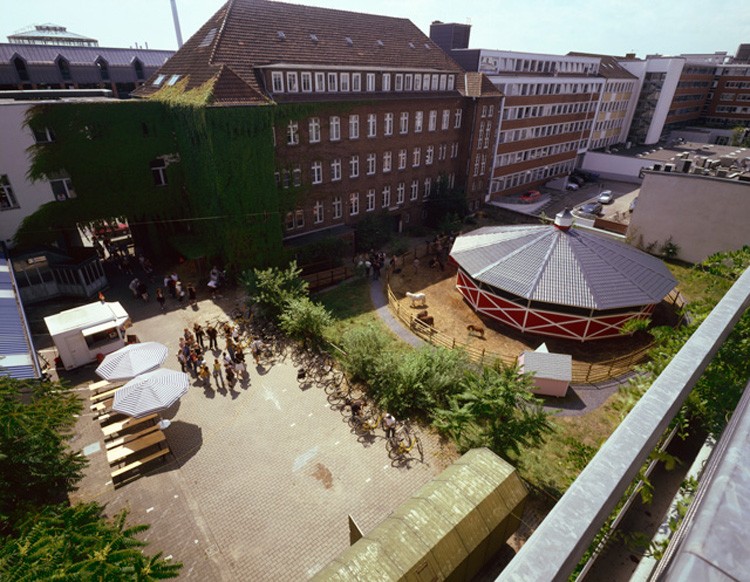 De Petting Zoo van Mike Kelley vanuit de lucht gezien