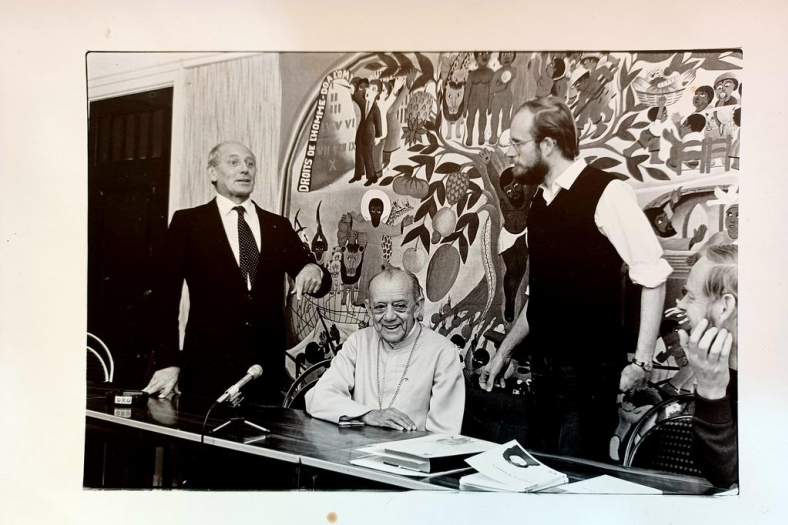 In 1983 stelde Luc Vankrunkelsven (rechts) de Nederlandse vertalingen voor van het werk van Braziliaans bevrijdingstheoloog Leonardo Boff, in aanwezigheid van Dom Helder Câmara (midden). 