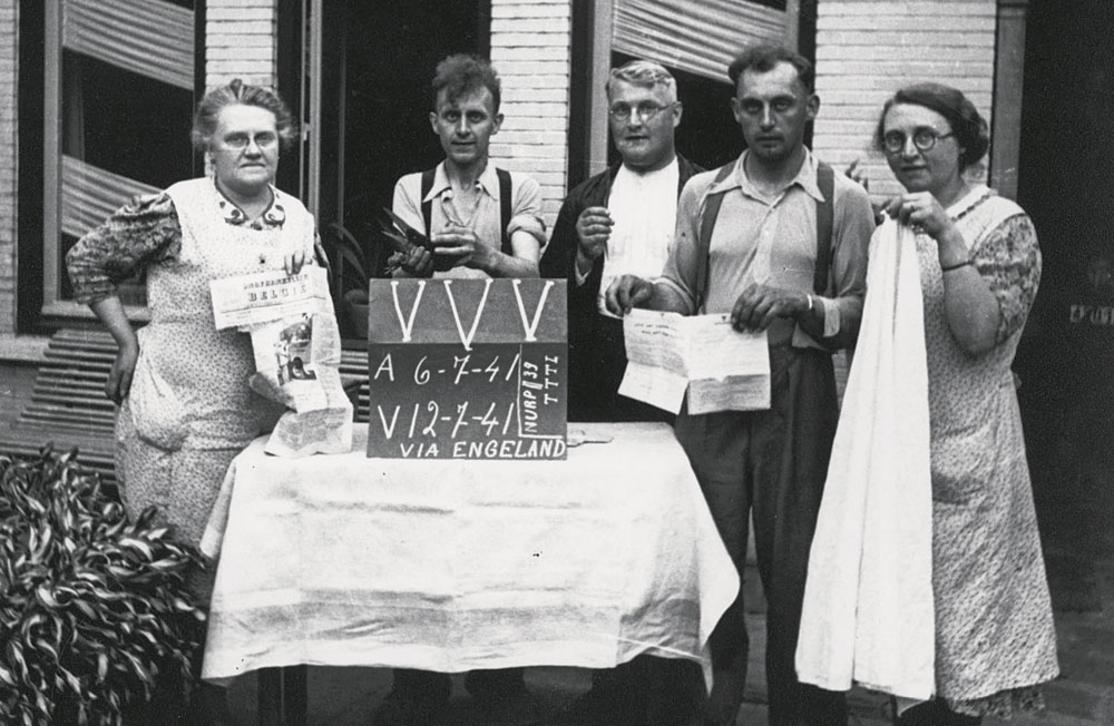 Jozef Raskin nam deze foto van de bevriende familie Debaillie, die zijn boodschappen met de postduif verstuurde. 