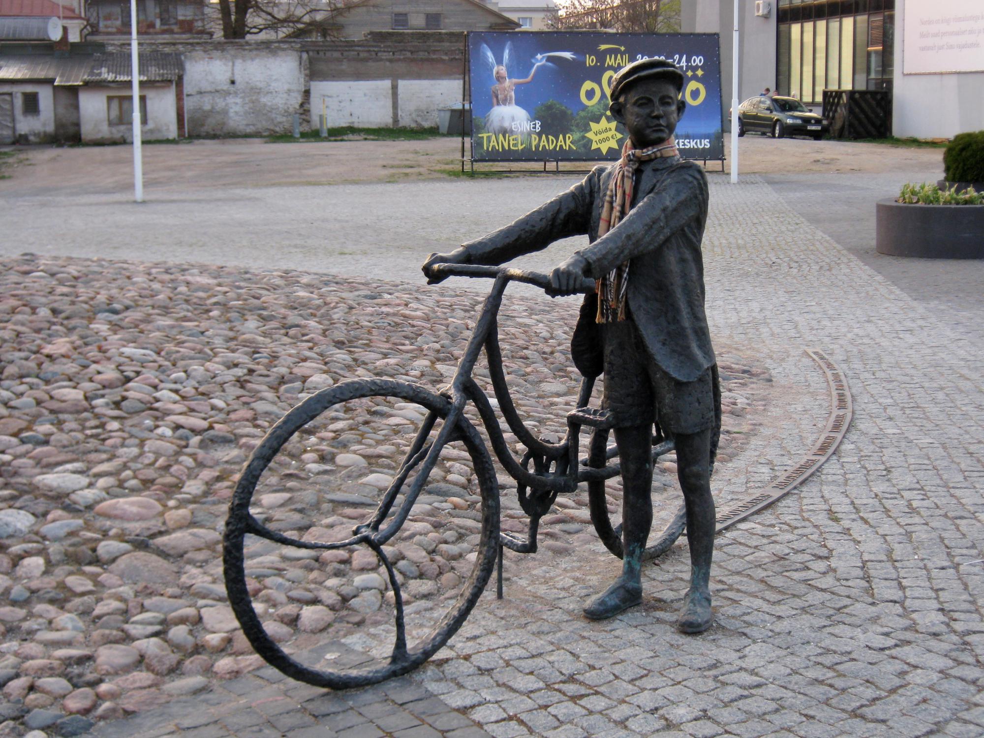 Het standbeeld van de jonge Arvo Pärt op het centrale plein van Rakvere, Estland.