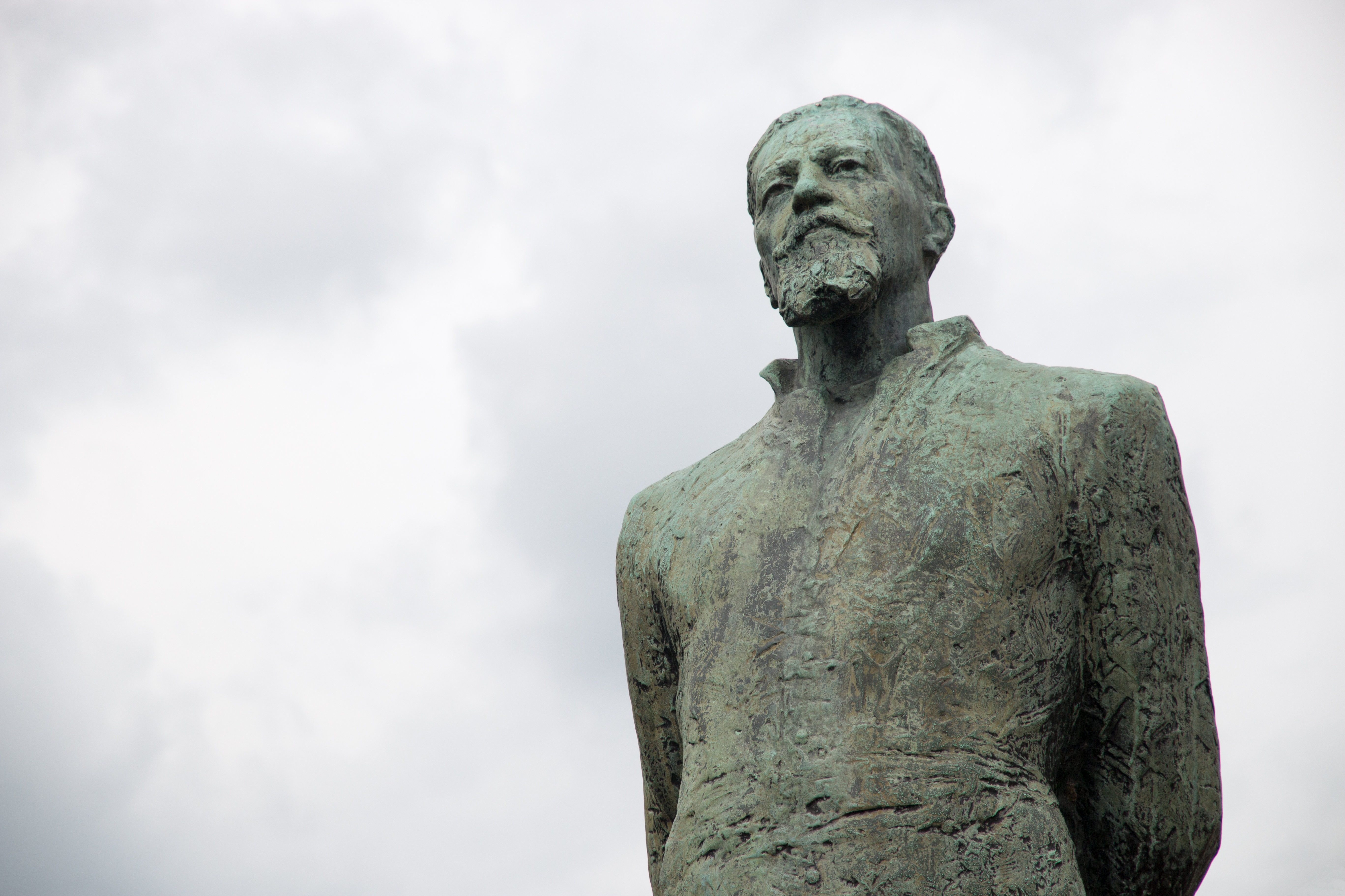 Het standbeeld van pater Jozef Raskin dat in Aarschot staat.