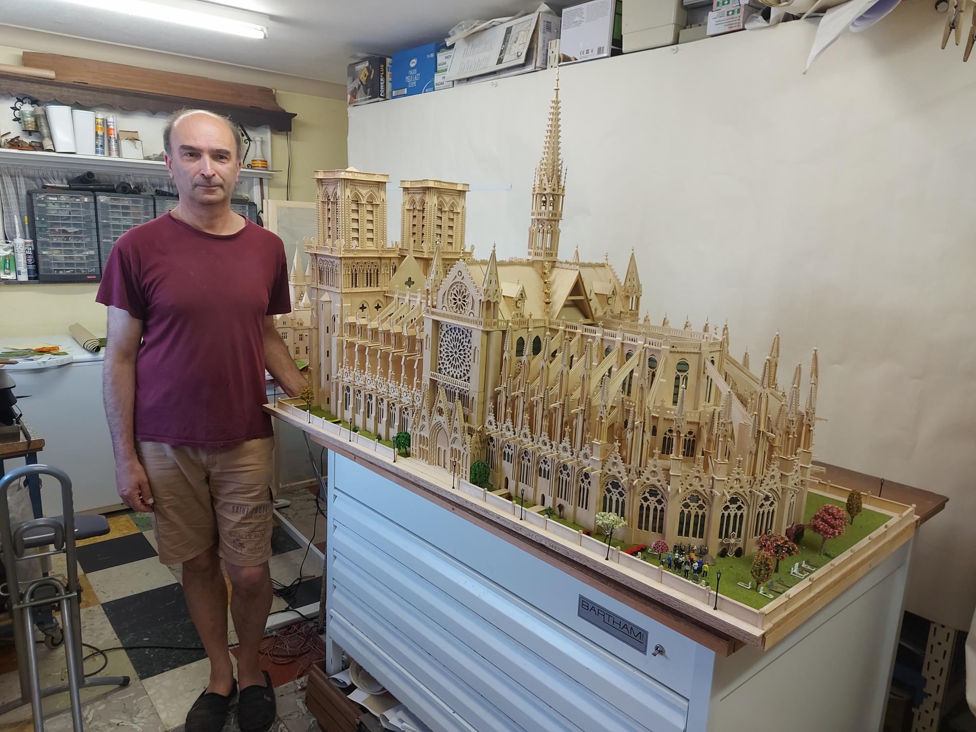 André Herpoel bij de maquette van de Notre-Dame in Parijs.