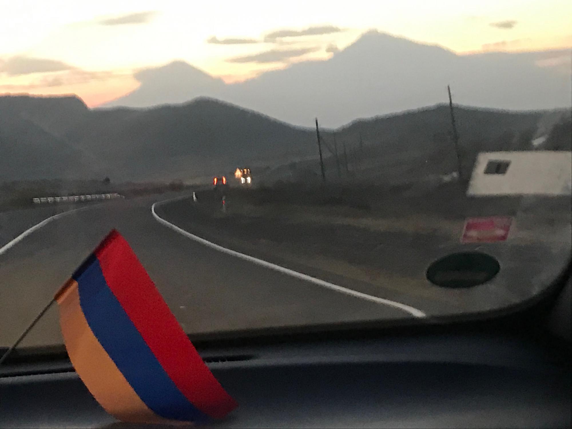 Zicht op de berg Ararat, symbool van de Armeense identiteit, maar nu op Turks grondgebied, gezien vanop de verbindingsweg van Artsakh naar Armenië en Artsah