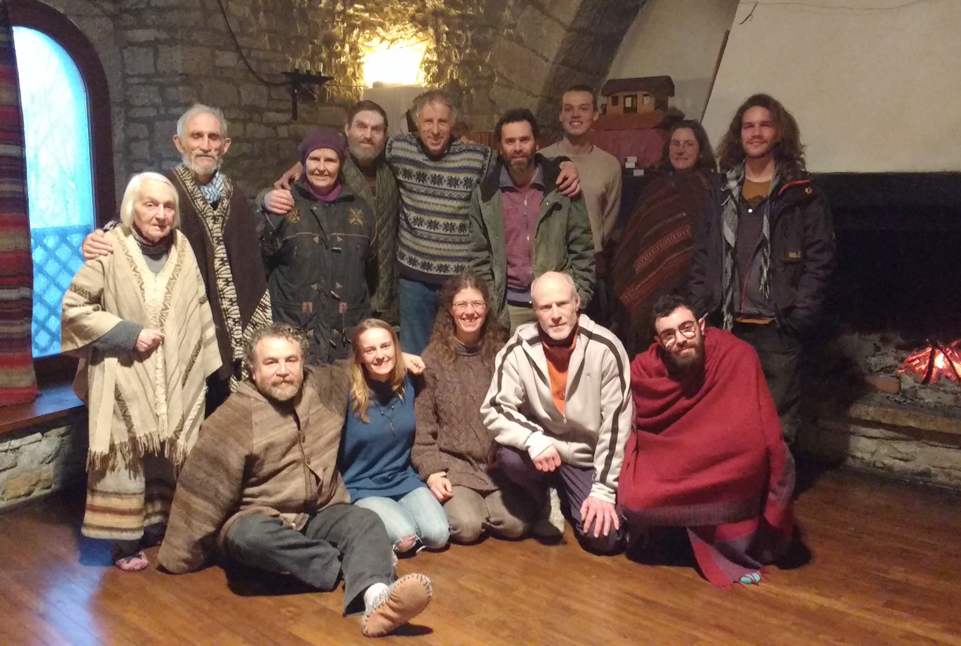 Staf Peeters (2de van rechts onderaan) leefde een jaar mee in een Arkgemeenschap van Lanza del Vasto in Frankrijk.