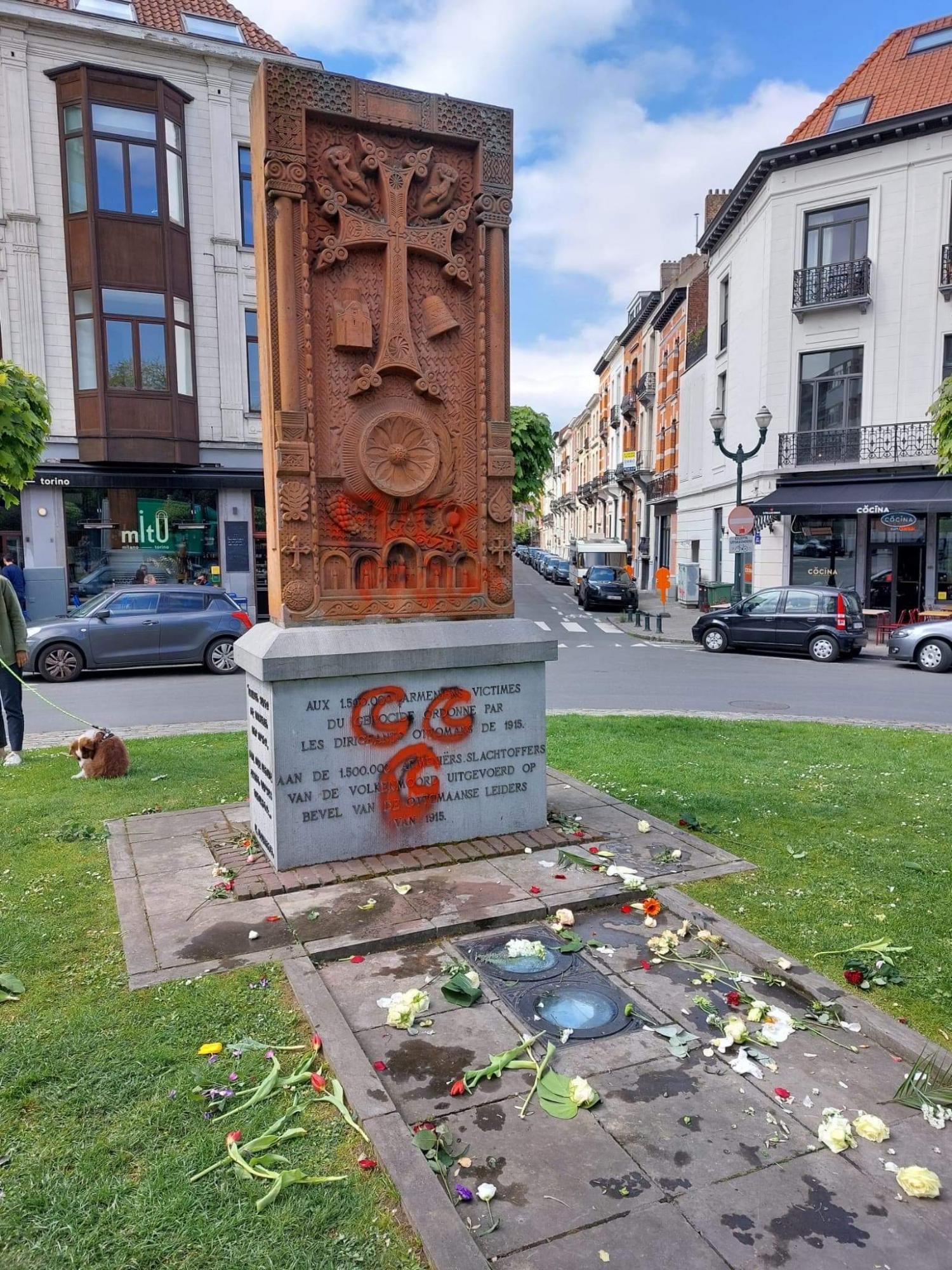 Het besmeurde monument voor de Armeense genocide in Brussel