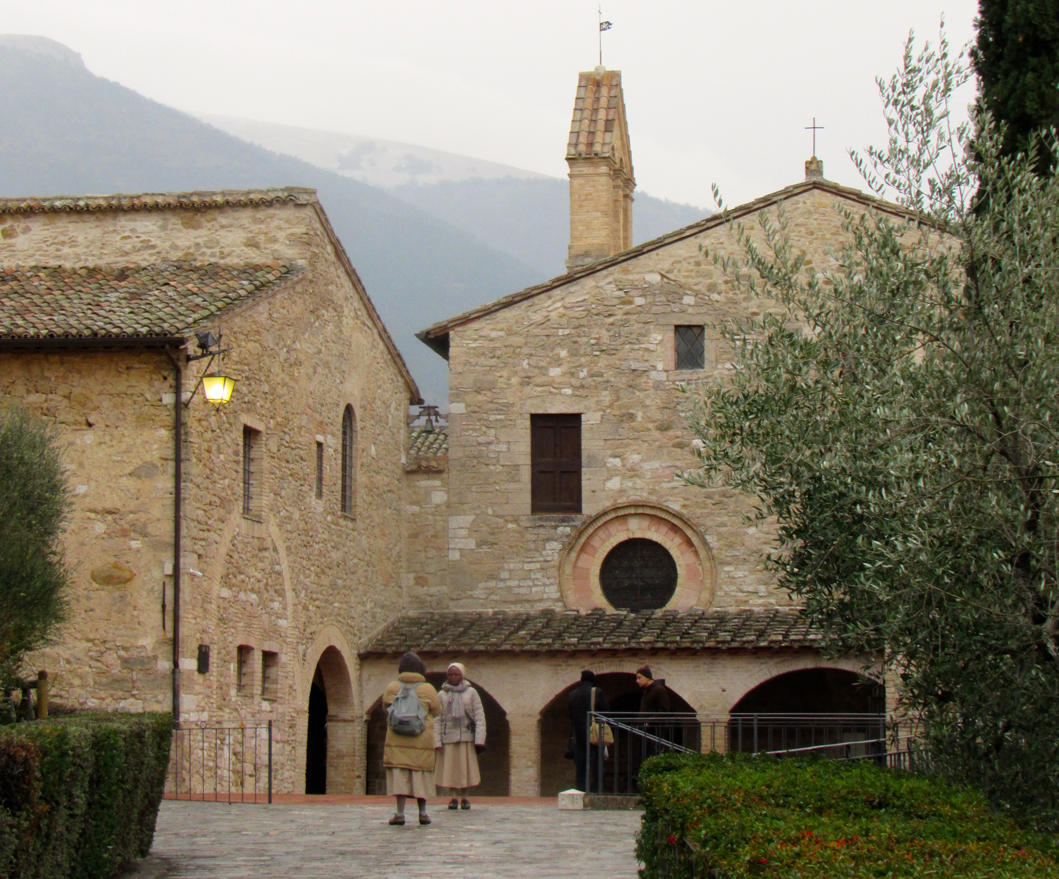 Zicht op het klooster van de clarissen in Assisi.