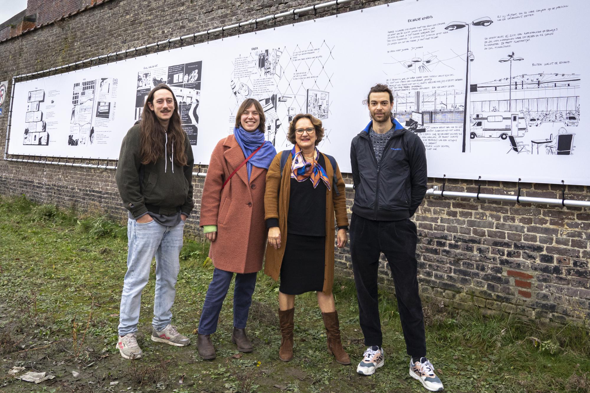 Van links: Nicolas Marquez, Yelena Schmitz, Siska Deknudt en Boris Vermeersch bij het doek met beeldverhalen over het gitzwarte mannetje aan de gevangenismuur van Oudenaarde.