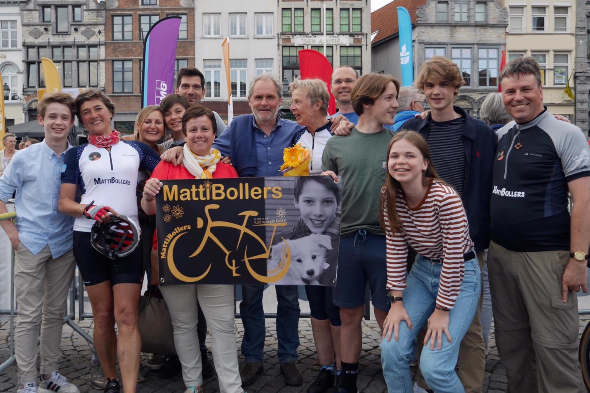 Pastoor Kris Van den Bossche (rechts) vormt samen met familie en vrienden het team de Mattibollers.